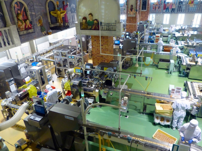 chocolaterie-LA BASTIDE-min_japan_sapporo_chocolate_factory_label_packaging_cookie_machine_operators-961509